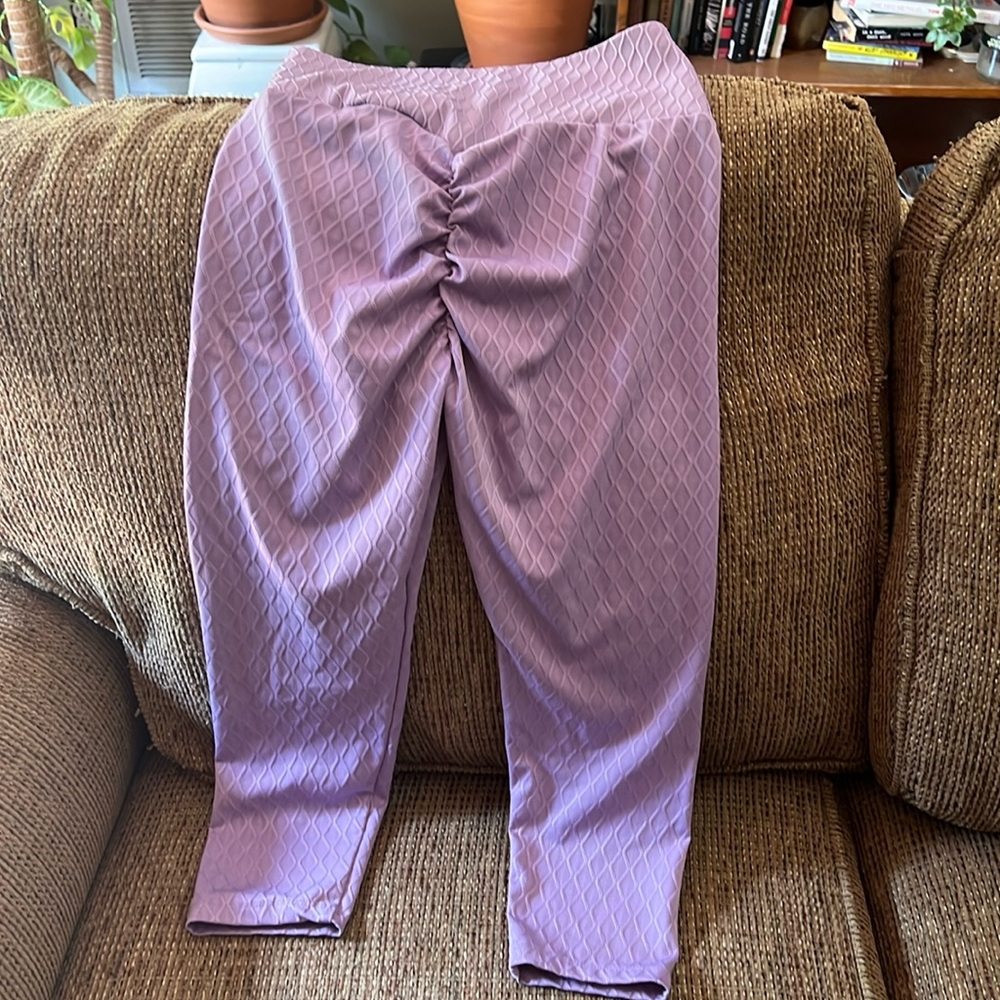 Lavender scrunch butt honeycomb leggings small